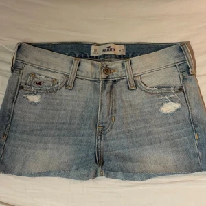 Hollister jeans kjol - Perfekt till sommaren. Midjemått rakt över ca 36 cm. Skriv vid frågor💕