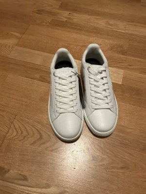 Nya Björn Borg Skor - Vita Björn Borg sneakers i storlek 37. Helt nya och oanvända.