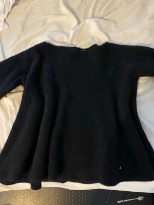 Svart stickad tröja med utsvängd passform - Svart stickad tröja, i cashmir!