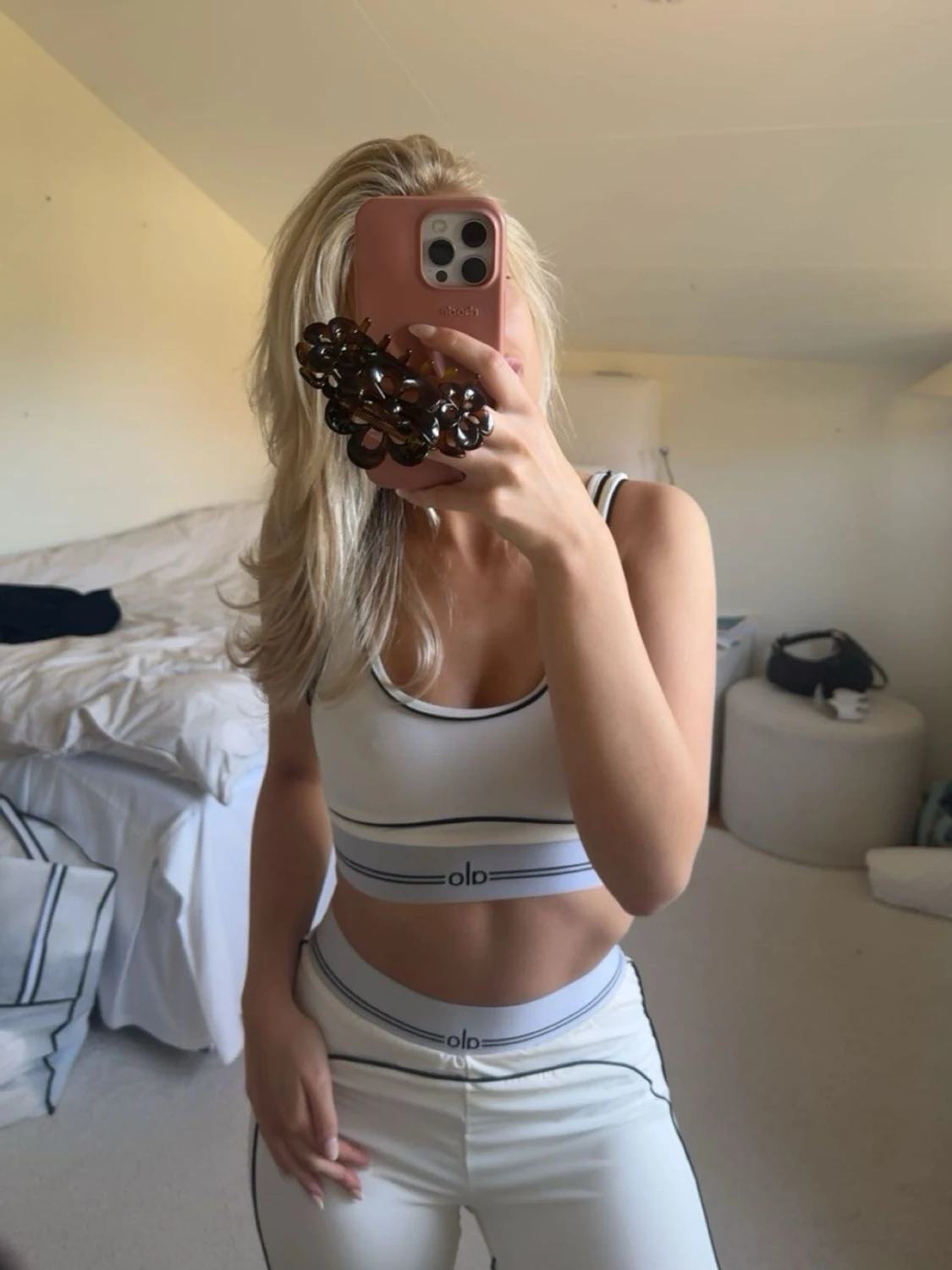 Vitt set från Alo med svarta detaljer