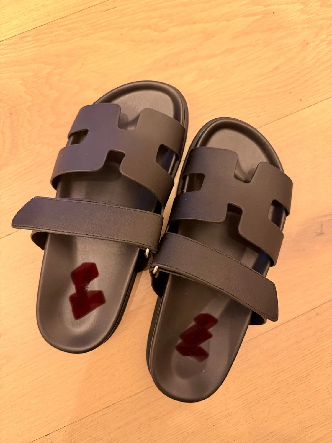 Svarta sandaler med breda remmar. Små i storlek  - 1