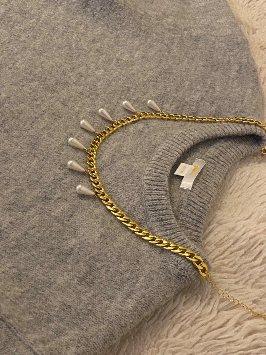 Guldfärgat halsband med pärldroppar - 1