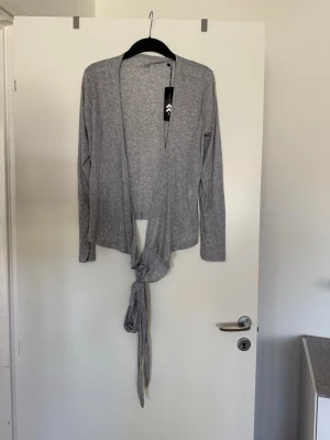Pilates topp grå  - Storlek L / XL. Aldrit använd. 