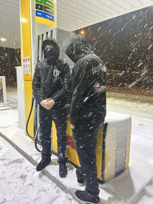 Svart hoodie från Dree Fit - Säljer en svart hoodie från Dree Fit med stor logga på bröstet och en stor printad bild samt texten 'Dree Fit' på ryggen. Hoodien har huva med dragsko och en klassisk känguruficka framtill. Perfekt för dig som gillar streetwear och vill sticka ut.