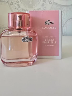 Discontinued Lacoste L.12.12 Pour Elle Sparkling - Parfym från Lacoste, L.12.12 Pour Elle Sparkling, 50 ml, fräsch och lätt feminine doft, perfekt till sommaren! Parfymen har utgått och finns inte längre att köpa. Förvaras mörkt och svalt. Kan hämtas i centrala Stockholm.