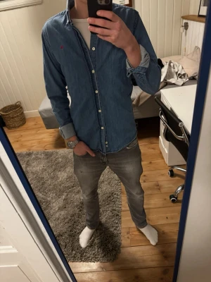 Morris Skjorta - Snygg blå Morris Skjorta | Kanon skick | Modellen på bilden är 182 och väger 70 kg |