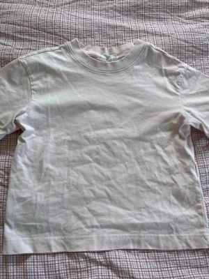 Ljusrosa basic t-shirt i bomull - Enkel ljusrosa t-shirt i mjuk bomull med rund hals och korta ärmar. Perfekt att matcha med jeans eller shorts för en clean och stilren look. Klassisk passform utan tryck eller detaljer. Från Gina Tricot och är endast använd ett fåtal gånger. I storlek xxs