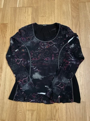 meshtopp - Cool och unik tröja från Gerry Weber i meshtyg och en design med strass (kan saknas någon sten men inget som syns isåfall) Storlek 40  obs! katt finns i hemmet🖤