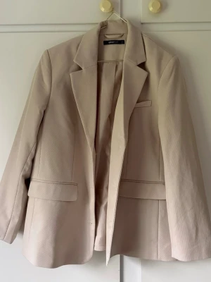 Beige kavaj  - Beige kavaj från Gina Storlek S  Ej använd! 🤍