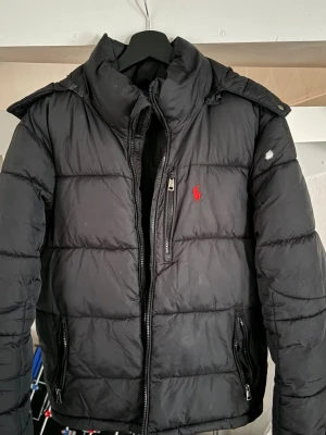 Ralph lauren jacka - Säljer för den ej passar mig längre, lågt  pris för den är väl använd alla defekter är på 2 sista bilderna skriv vid npgon fundering, pris går stt diskutera