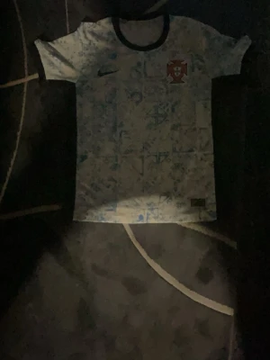 En fotbolls t-shert  - Nytt skick inga skador 