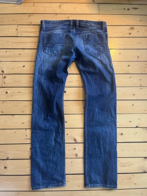 Diesel jeans - Feta diesel jeans i regular slim/straight modell. Storlek 31/32. Jeansen har en väldigt snygg wash och är i mycket bra skick. Skriv vid eventuella funderingar😁