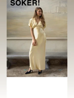 SÖKER denna klänning - Söker denna klänning från Gina tricot i ljusgul, snälla hör av er så snabbt som möjligt ifall ni har i XXS eller XS! 💛💛