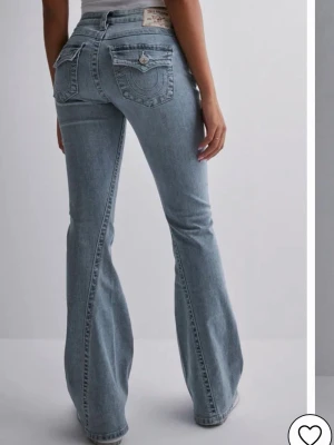 Blå bootcut jeans från True Religion - Snygga true religion jeans i storlek w27 men de har ett hål där bak därför säljer jag ganska billigt. Og pris:1200 typ.tänkte ifall nån kan sy kanske de kan fixa 