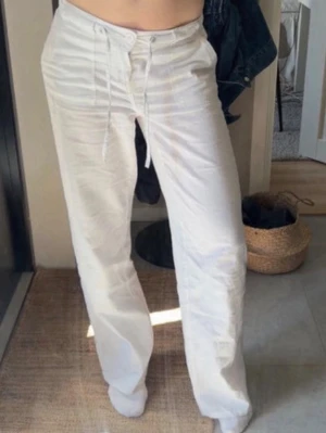 Vita linnebyxor med dragsko - Säljer dessa LINNEBYXOR i modell TALL ifrån Gina Tricot. Helt nya endast testade. Innebenslängd 85 jag är 175cm lång! . 