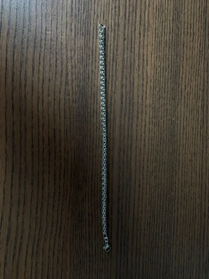 Stainless steel kedjearmband 19 cm  - Stilrent armband i silverfärgad metall med klassisk kedjedesign. Lätt att matcha med olika outfits och har ett smidigt lås. Perfekt för dig som gillar minimalistiska accessoarer.