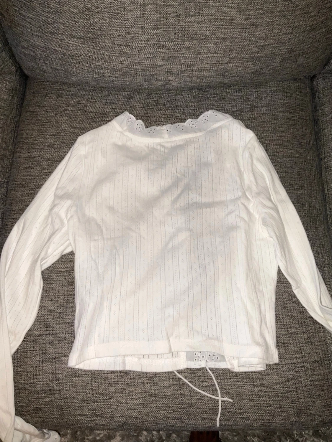 Vit blus med spetsdetaljer och snörning - 1