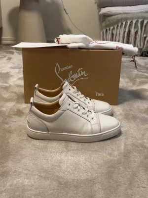 Christian Louboutin skor - Säljer ett Par Christian Louboutin skor i  Fint skick Skick: 9,5/10🧮  Inkluderat: allt og ingår!♦️  Pris: 3899kr ej hugget i sten🎗️ Storlek: 40,5♣️  passar 41,5 Snabbaffär = priset sänks-SERIÖSA BUD🔓