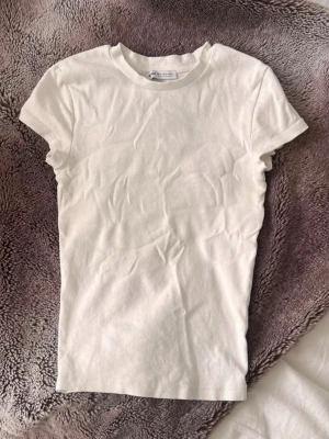 t-shirt - vit t-shirt från Bershka i perfekt skick