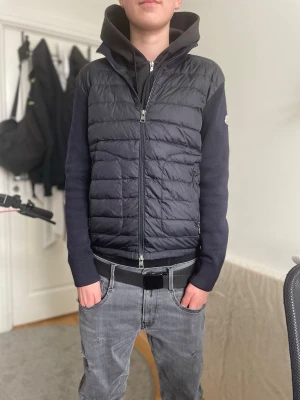 Moncler cardigan - Hej säljer nu min Moncler cardigan som jag köpte av allé på TikTok har kvitto på när han köpte den bara att hojta till om du har nån fråga😊 mvh Mellwin 