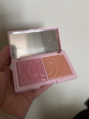 Prisma palette flirty från CAIA - Säljer prisma palette flirty från CAIA! Helt ny, oanvänd. Fick i Cajsa julkalender 2024. Säljs inte längre. 🩷 Tveka inte på frågor🩷