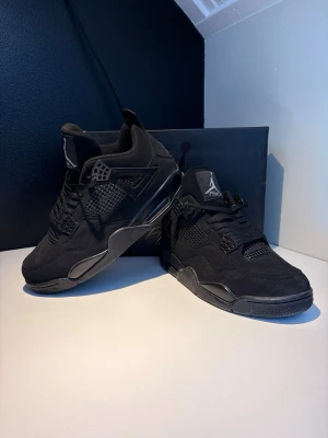 Jordan 4 ‘Black Cat’ - Använd ungefär 2 gånger, mycket bra kvalitet och skick. Låda ingår. Skriv om du undrar något 👍