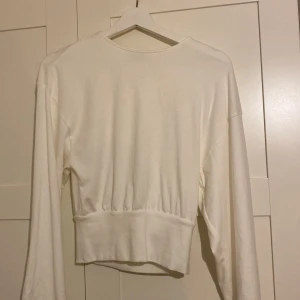 Vit långärmad tröja Gina Tricot  - Vit långärmad tröja från Gina Tricot i storlek S. Tröjan sitter åt i slutet, använd 1 gång därav nyskick. 