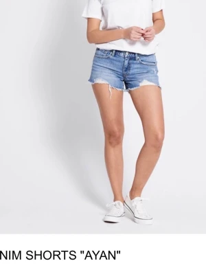 Shorts lager 157 - Säljer mina underbara shorts sol jag nu har vuxit ur. De är lågmidjade och jättefina nu till sommaren!! Passar bra för XS också!