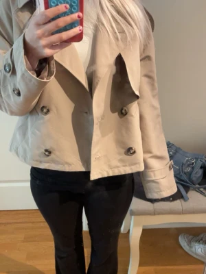 trench coat - jättefin jacka nu till sommaren, några bilder tagna från förra ägaren! säljer då jag har en annan likadan jacka 💗