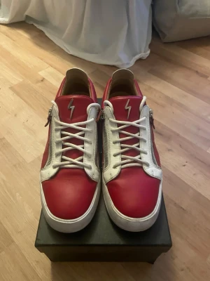 Giuseppe Zanotti  - Riktigt snygga o bekväma skor perfekta till sommarn. Säljer dem för de har blivit för små fint använt skick 
