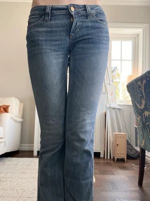 Blå bootcut jeans från Cheap Monday - Säljer ett par klassiska blå bootcut jeans från Cheap Monday. Jeansen har normal midja, fem fickor och en snygg Cheap Monday patch bak. Materialet är mjukt denim med lätt stretch för skön passform. Perfekta till vardagslooken!❤️🌟🫶🏼