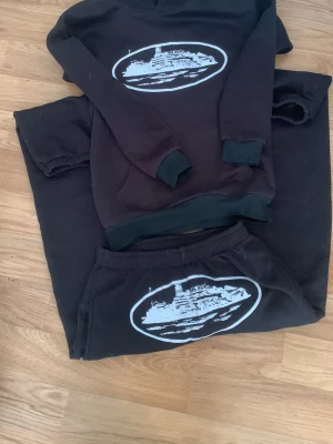 Corteiz tracksuit  - Säljer min tracksuit som är för liten på mig. Den är i nytt skick och skön att ha på sig.
