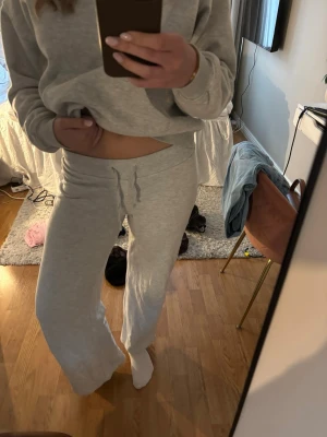 Mjukisbyxor Gina Tricot - Säljer ett par jätte sköna mjukisbyxor som tyvärr är för små för mig. Storlek M, jag är 170 och skulle säga att de passar personer som är 160. Byxorna har en liten fläck som man ser på sista bilden, men ingenting som syns! Nypris 359 kr men säljer dessa för 170 kr