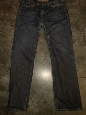 Acne jeans - Snygga mörkblå jeans med rak passform och klassisk femficksdesign. Jeansen har normal midja och är tillverkade i ett denimtyg som ger en tidlös look. Perfekta för dig som gillar en enkel och stilren stil.