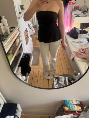 Tube top - En jätte fin och klassisk tube top från Bikbok. Använt 1 gång och man behöver inte ha någon bh under men om man vill de går det lika bra. Är i tunt kostym material och är lite ut svängande💕