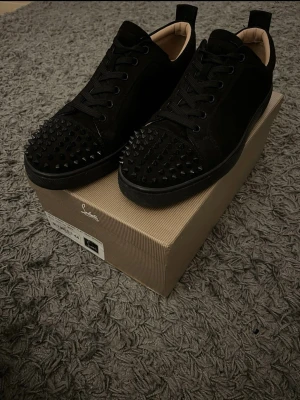Christian Louboutins - Använda ett fåtal gånger, pris kan diskuteras vid snabb affär. (Ändå deffekten är att det är lite svart på ena sulan, annars i topp skick).