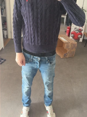 Ralph lauren stickad  - Tjena säljer en stickad tröjan från Ralph lauren! Den är inte mycket använd och säljer då för den inte passar mig längre. Jag är 180 cm och väger 60 kg på bilden,skick 8/10 om ni har några frågor är det bara att hojta till
