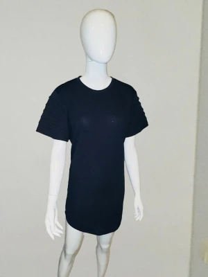 Stilren marinblå t-shirt med unika detaljer – Storlek XXL - Snygg och modern t-shirt i en djup marinblå färg. Unik texturerad yta och sportiga ribbade detaljer över axlarna för en unik look! 💎 Mycket bekväm stretch som ger perfekt passform. ​Märke: Violento ​Storlek: XXL (Smal passform, se mått) ​Mått: Bröst 52 cm, Längd 71 cm ​Material: 95% Bomull, 5% Elastan ​