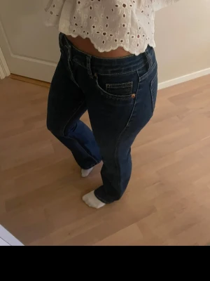 Mörkblå low waist jeans - Snygga mörkblåa low waist jeans med bootcut. Endast använda 3 ggr