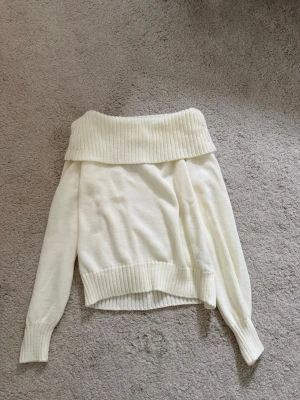  off shoulder tröja stradvarius creme vit -  Säljer denna helt Oanvända off shoulder tröja från stradvarius