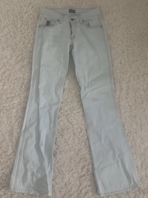 Low waist bootcut jeans - Ljusblåa låg midjans bootcut från Crocker. Jättebra skick förutom en svag rosa fläck på ena hälen