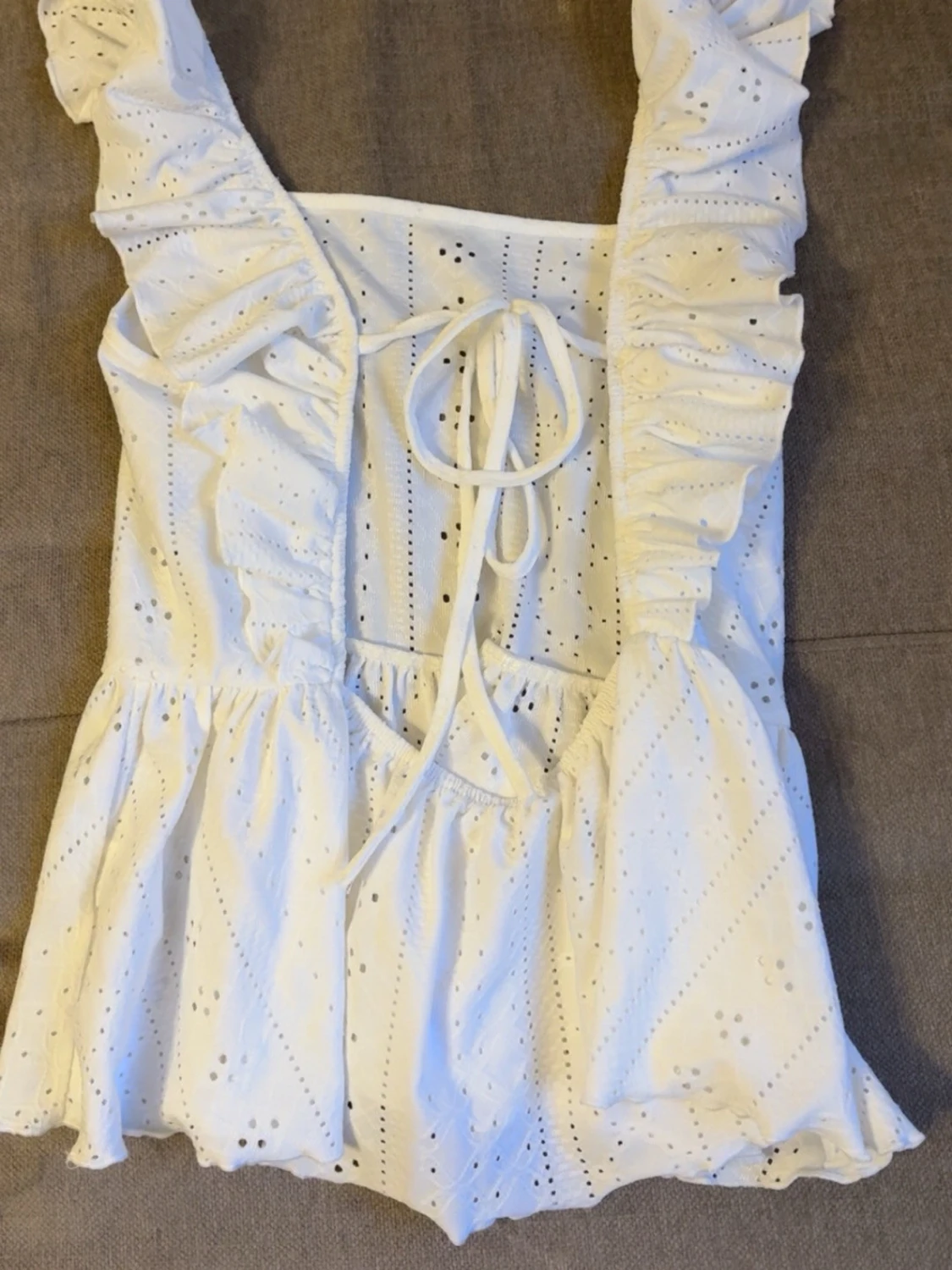 Vit volangtop med broderie anglaise - 1