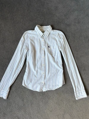 Vintage skjorta från Abercrombie  - Blå och vit randig vintage skjorta från Abercrombie & Fitch. I storlek L men har sytt in den i sidorna så nu är den som en S 💗