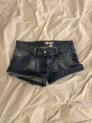 Lowrise shorts - Mörkblåa lowrise shorts!