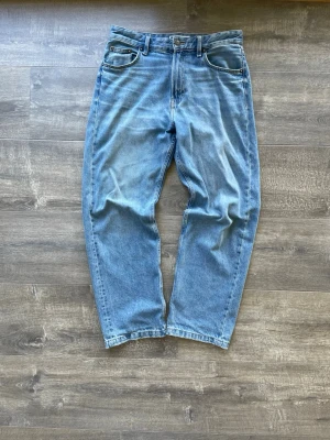 Baggy ljusblå jeans från Bershka - Baggy jeans från Bershka i ljusblå denim. 100% bomull och sitter riktigt skönt! Fick dom i julklapp men har inte kommit till användning så mycket som önskat, därför jag säljer dom! Storleken är eur 38. Men i vanliga storlekar är det ungefär 32x32! Nypris 400kr. Skriv vid frågor