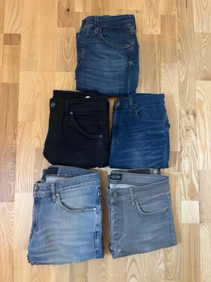 Jeans bundle 5x - Säljer denna bundle nu för endast 399kr - bundle innehåller märken som ralph lauren, tiger of sweden och jack & jones - perfekt för dig som vill börja med återförsäljning eller fylla på garderoben för en billig peng - hör av dig vid minsta fundering!
