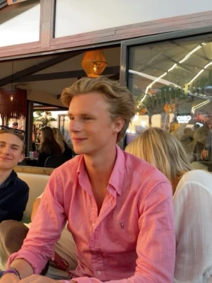 Ralph Lauren skjorta Rosa - Fetaste Ralph skjortan som existerar perfekt till sommaren. Den gör sig riktigt bra i solen. Skjortan är knappt använd och är likadan som på bilderna. Storlek S men passar även M. Går ej och hitta längre knappt. Kan va flexibel med pris vid snabb affär.  