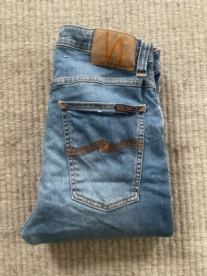 Blå jeans från Nudie Jeans - Säljer nu ett par feta nudie jeans! Modell hightop tilde! Ny pris 2000! Hör av er vid fundering! W29 L32