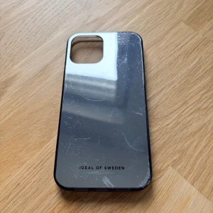 Ideal of Sweden spegelskal iPhone 12/12 Pro – billigt pga skick - Säljer spegelskal från Ideal of Sweden. Passar iPhone 12 och 12 Pro. Använt skick – repor och slitage finns (se bilder), men fungerar bra och skyddar som det ska. Snabb affär prioriteras Finns i Kista – kan skickas mot frakt