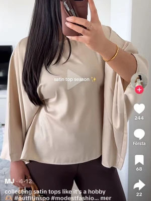 (SÖKER) Beige satintopp med vida ärmar - Säker denna topp, i stl S-M. 